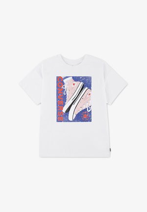 Weißes Baumwoll-T-Shirt mit einem Motiv von pinkfarbenen Converse-Sneakern mit schwarzen Akzenten auf blauem Hintergrund. Fett gedruckter roter Text sagt "CONVERSE".