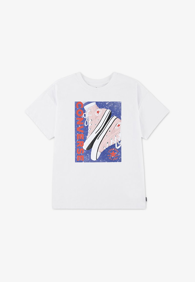 Biała bawełniana koszulka z grafiką różowych trampek Converse z czarnymi akcentami na niebieskim tle. Pogrubiony czerwony napis "CONVERSE".