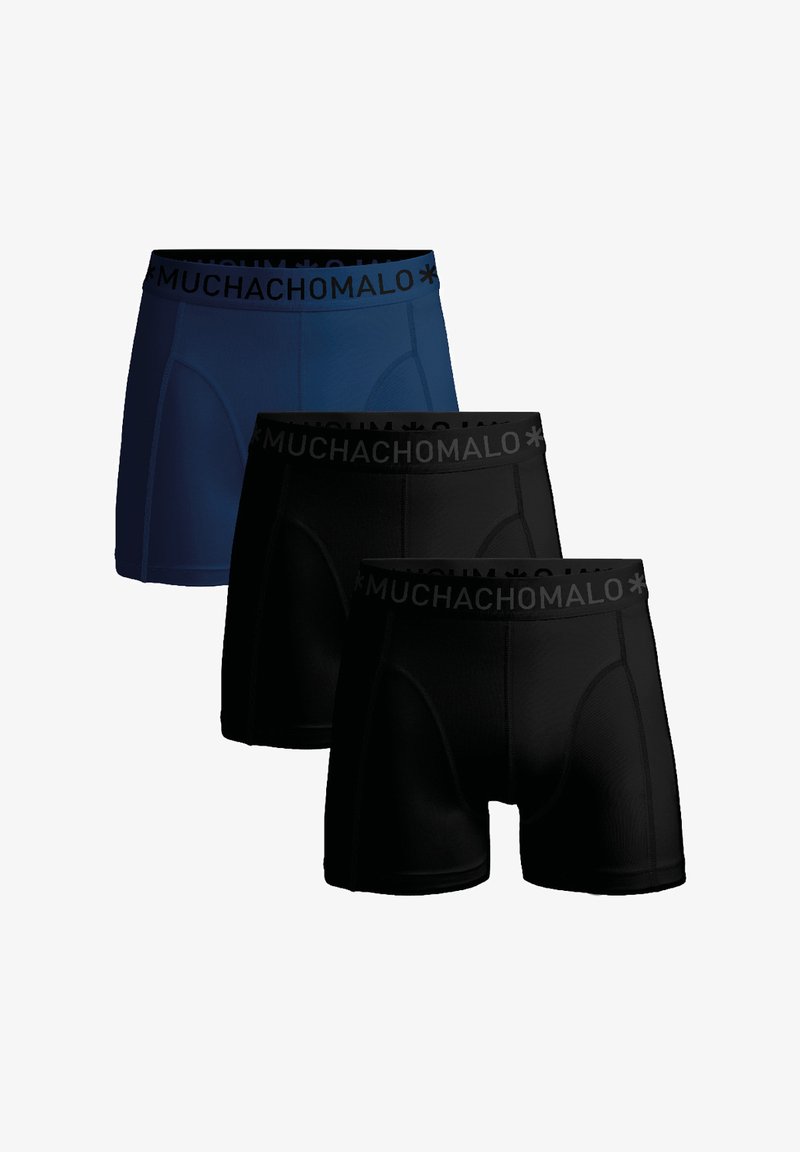 Trīs vīriešu bokseršortu komplekts melnā un zilā krāsā. Izgatavoti no gludas, elastīgas auduma, ar melnu jostu, uz kuras ir "MUCHACHOMOLO" logotips.