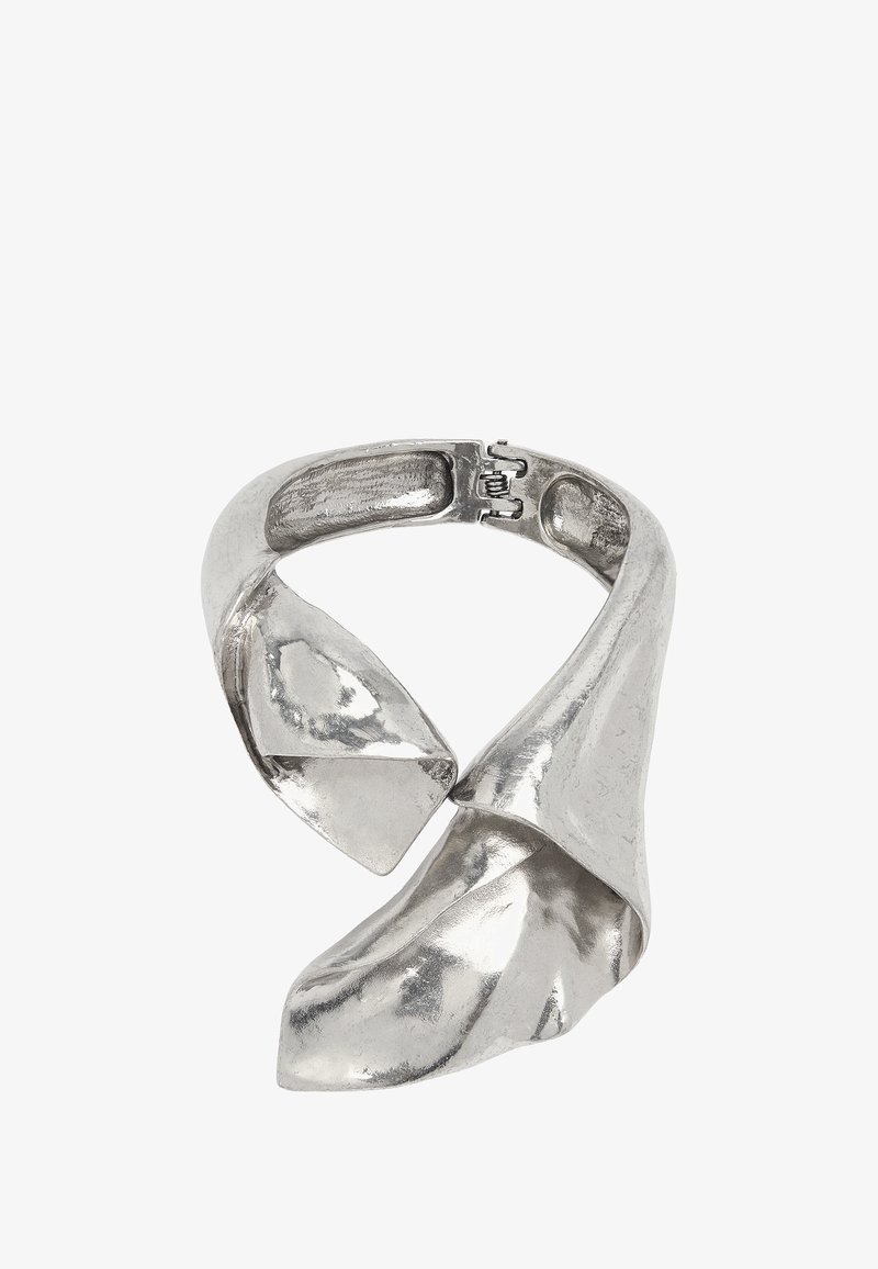 Srebrny metalowy naszyjnik w formie kołnierza z kręconym wzorem, posiadający gładkie i teksturowane powierzchnie oraz asymetryczny kształt z zapięciem.