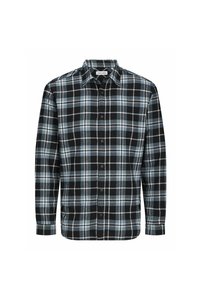 Camisa de franela en patrón de cuadros en negro, azul claro y blanco; con botones en la parte delantera, cuello y mangas largas. Textura de tela suave.