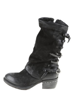 Sort midtkalf-støvle med blød, rynket rør i ruskind, flere læderremme og spænder, lav stabelhæl og nittebesætning langs hælkanten.