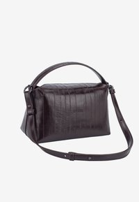 Geantă de mână maro din piele cu finisaj texturat, având o formă structurată, mâner superior și o curea de umăr detașabilă.