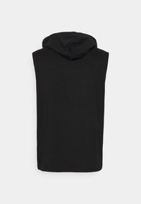 Černá bezrukávová mikina s kapucí z měkké látky, s kulatou kapucí a volným střihem, zobrazena zezadu.