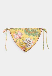 Parte de baixo de biquíni com padrão floral em amarelo, apresentando acentos em verde claro e rosa. Laços em ambos os lados com bordas rendadas. Textura suave.