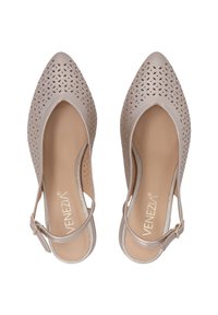 Slingback boty z perforované kůže v světle béžové barvě, špičatý tvar, nastavitelný pásek kolem kotníku, polstrovaná stélka, plochá podrážka.