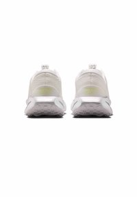 Baskets Nike blanches avec un dessus en nylon texturé, une languette à l'arrière, des accents réfléchissants argentés et une semelle en caoutchouc avec un motif de semelle.