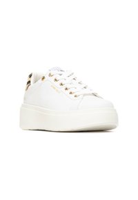 Zapatilla blanca con suela de plataforma texturizada, con ojales y cordones dorados, y un acento de estampado de leopardo en el talón.