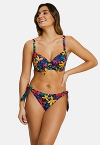 Ensemble de bikini à imprimé floral coloré comprenant un haut rembourré avec un détail en nœud et des bas à nouer sur les côtés réglables. Fabriqué en tissu extensible.
