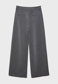 Graue Hosen mit weitem Bein aus strukturiertem Stoff mit dezentem Muster, ausgestattet mit zwei Gesäßtaschen und einem Taillenbund mit Gürtelschlaufen.