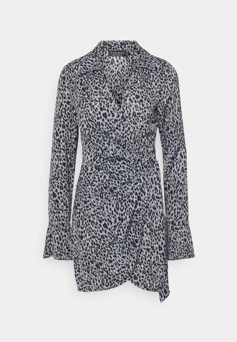 Robe portefeuille à manches longues, imprimé léopard gris et noir, avec col et poignets évasés.