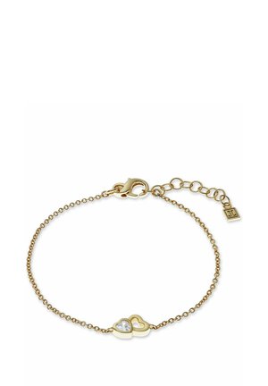 Gouden armband met een delicate ketting, featuring twee in elkaar grijpende hartvormige schakels, waarvan er één een helder edelsteenaccent heeft.