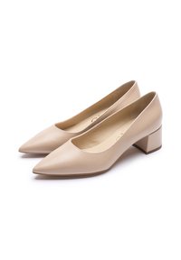 Pantofi bej din piele cu toc gros, vârf ascuțit, finisaj neted și toc jos, pătrat. Design simplu, cu o decupare rotunjită în față.