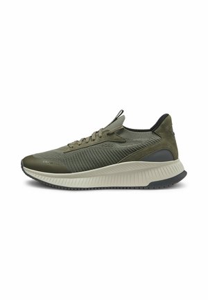 Scarpa sportiva bassa verde oliva con tomaia in maglia, chiusura con lacci, suola bianca ammortizzata e dettaglio nero sul tallone e sulla suola esterna.