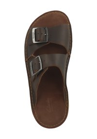 Brun lädersandal med två justerbara spännen, öppen tådesign, sydda detaljer och en texturerad fotbädd för komfort.
