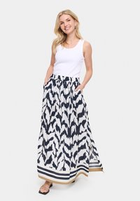 Maxi rok met een marineblauw en wit abstract patroon, voorzien van een elastische tailleband, zijvakken en een zoom met gouden accenten.