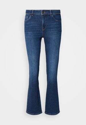 Uppvikta blå denimjeans med hög midja, som har fem fickor, knappstängning och kontrasterande sömmar längs med sömmarna.