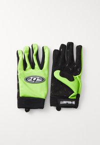 Grønne og sorte handsker med en glat latexlignende overflade, der har et logo, teksturerede sorte detaljer og en tætsiddende elastisk manchet.