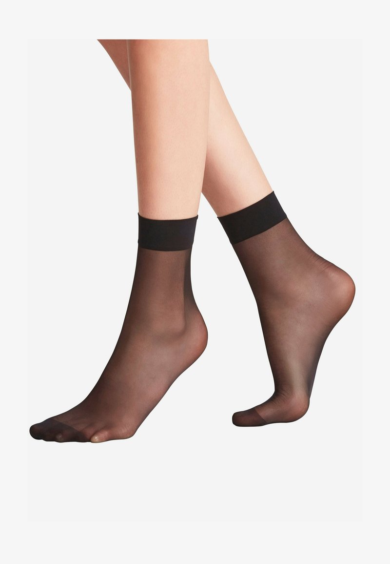 Schwarze Knöchelsocken aus transparentem Material mit einem festen schwarzen elastischen Bund und einer glatten Oberfläche. Die Zehen sind durch den Stoff sichtbar.