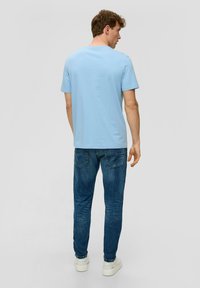 s.Oliver MIT FRONT - T-shirt print - hellblau