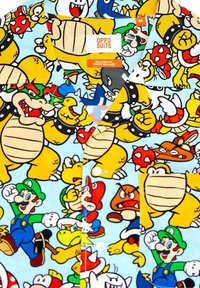 Tričko s krátkym rukávom s svetlomodrým pozadím a farebnou kreslenou potlačou postáv ako Mario a Bowser; voľný strih.