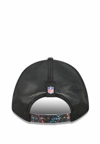 Schwarze Baseballmütze mit Netzrücken, ausgestattet mit einem bunten Spritzmuster verstellbaren Riemen und einem NFL-Logoschild auf der Rückseite.