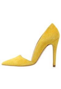 Chaussure à talon haut en daim jaune avec un design à bout pointu et un talon aiguille fin, présentant une texture lisse et une silhouette minimaliste.