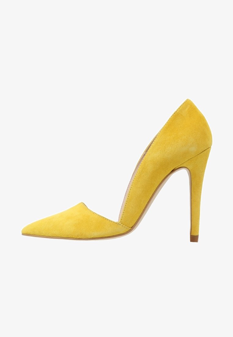 Chaussure à talon haut en daim jaune avec un design à bout pointu et un talon aiguille fin, présentant une texture lisse et une silhouette minimaliste.