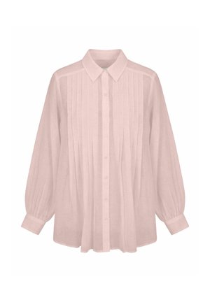 Blouse rose clair à manches longues avec plis verticaux, fermeture boutonnée devant, col pointu et poignets froncés.