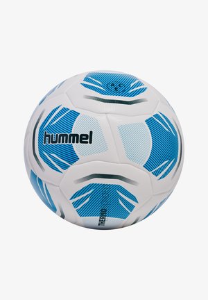 Witte voetbal met blauw- en grijsgekleurde geometrische ontwerpen. Heeft het "hummel"-logo en een getextureerd oppervlak voor grip. Details over grootte en materiaal zijn niet zichtbaar.