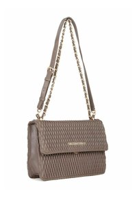 Borsa a tracolla in pelle intrecciata grigia con catena e hardware dorato. Presenta una chiusura a patta e un logo impresso sul fronte. Finitura strutturata.