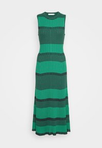 Robe sans manches en maille avec des larges rayures horizontales vertes et foncées alternées, texture côtelée et encolure ronde.