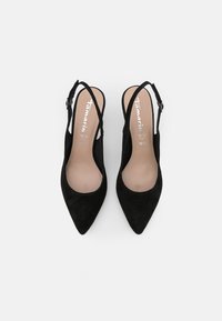 Paire d'escarpins slingback en daim noir à bout pointu avec bride autour de la cheville et semelles intérieures beige, vue de dessus sur fond blanc.