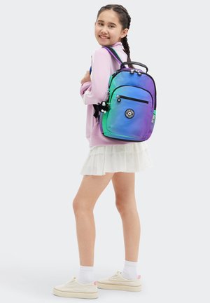 Zaino ombre colorato che presenta sfumature di blu e verde, tasca frontale con zip, toppa rotonda con logo e dettagli con portachiavi. Tessuto testurizzato.