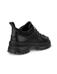 Scarpa da trekking in pelle nera con lacci viola, colletto imbottito, suola in gomma testurizzata e linguetta posteriore per una facile calzata.