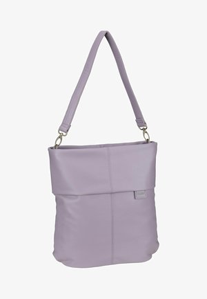 Borsa a mano in pelle viola con design a pieghe, caratterizzata da una texture liscia, tracolla regolabile e sottile dettaglio di cucitura.