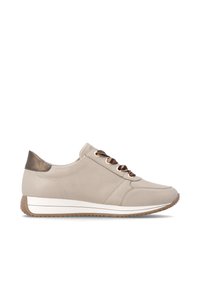 Baskets en cuir beige avec détail marron à l’arrière, lacets rayés beige et marron, semelle intermédiaire blanche avec semelle marron, vue latérale.