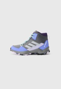 Bottes de randonnée grises et violettes avec un design à cheville haute, présentant une tige respirante, des empiècements texturés et une semelle robuste à crampons.