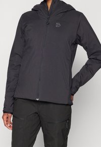 Czarna, lekka kurtka na zamek błyskawiczny z kapturem. Posiada subtelne logo marki na klatce piersiowej oraz teksturowany materiał o dopasowanym kroju.
