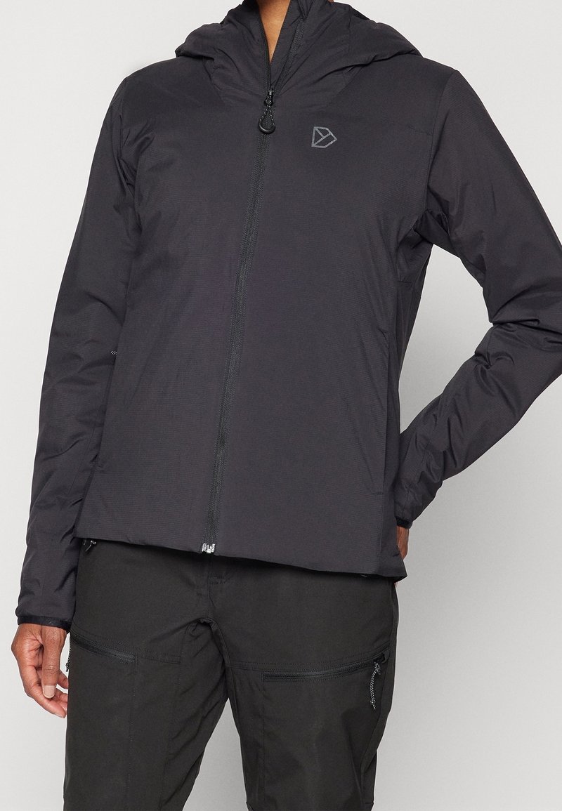 Czarna, lekka kurtka na zamek błyskawiczny z kapturem. Posiada subtelne logo marki na klatce piersiowej oraz teksturowany materiał o dopasowanym kroju.