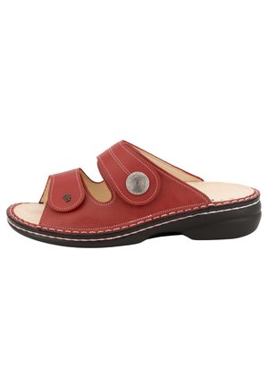 Rode leren open-teen slide sandaal met verstelbare bandjes, decoratieve zilveren knoop, beige binnenzool en zwarte gevoerde zool.