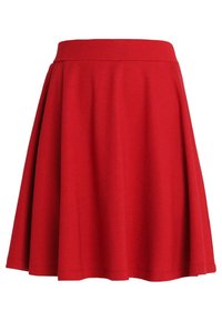 Jupe rouge, longueur genou, fabriquée en tissu doux et lisse avec une taille ajustée et un bas évasé, ne comportant aucun motif ni accent supplémentaire.