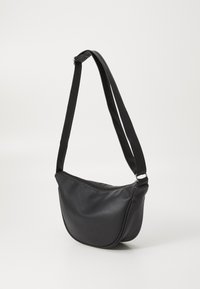 Melnā mākslīgās ādas plecu soma ar izliekta formas, ar rāvējslēdzēju un regulējamu siksnu. Gluda tekstūra, minimālisma dizains un bez redzamiem piederumiem.