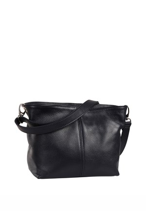 Schwarze Lederschultertasche mit strukturierter Oberfläche, einem einzelnen Riemen und silberfarbenem Metallbeschlag auf weißem Hintergrund.