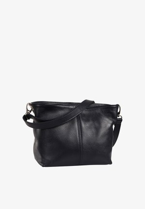 Schwarze Lederschultertasche mit strukturierter Oberfläche, einem einzelnen Riemen und silberfarbenem Metallbeschlag auf weißem Hintergrund.