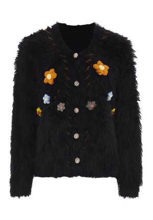 Černý cardigan z umělé kožešiny s barevnou květinovou výšivkou. Obsahuje kulaté knoflíky imitu cích drahokamů a měkký, texturovaný povrch.