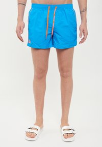 Pantaloni da nuoto blu realizzati in tessuto leggero con vita elasticizzata, dotati di un vivace coulisse arancione e dettagli laterali.