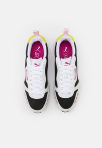 Baskets noir et blanc avec tige en mesh, accents roses et onglet de talon jaune. Comprend des lacets blancs et un détail de logo rose sur la semelle intérieure.