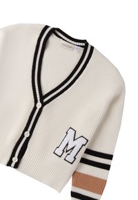 Weißer gerippter Cardigan mit schwarzem Saum, der ein großes weißes gesticktes "M" und gestreifte Akzente in Schwarz und Braun an den Ärmeln aufweist.