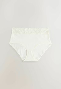 Białe bawełniane majtki typu slip z koronkowym wykończeniem w pasie. Materiał jest gładki o jednolitej fakturze, zapewniający pełne zakrycie i bez wzorów.